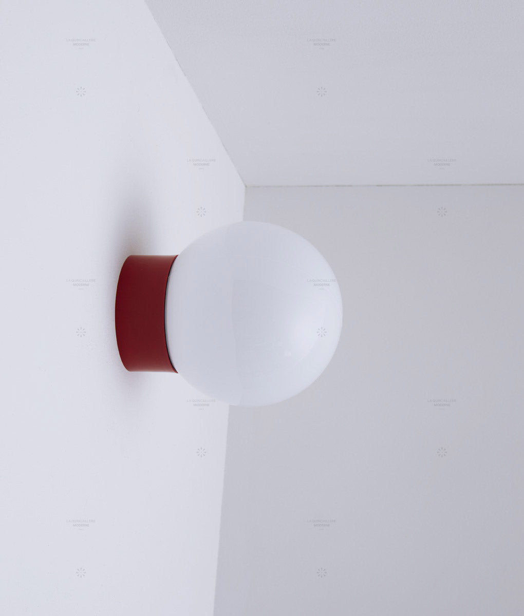 La Quincaillerie moderne - Applique / plafonnier "Bauhaus", rouge coquelicot opaline blanche