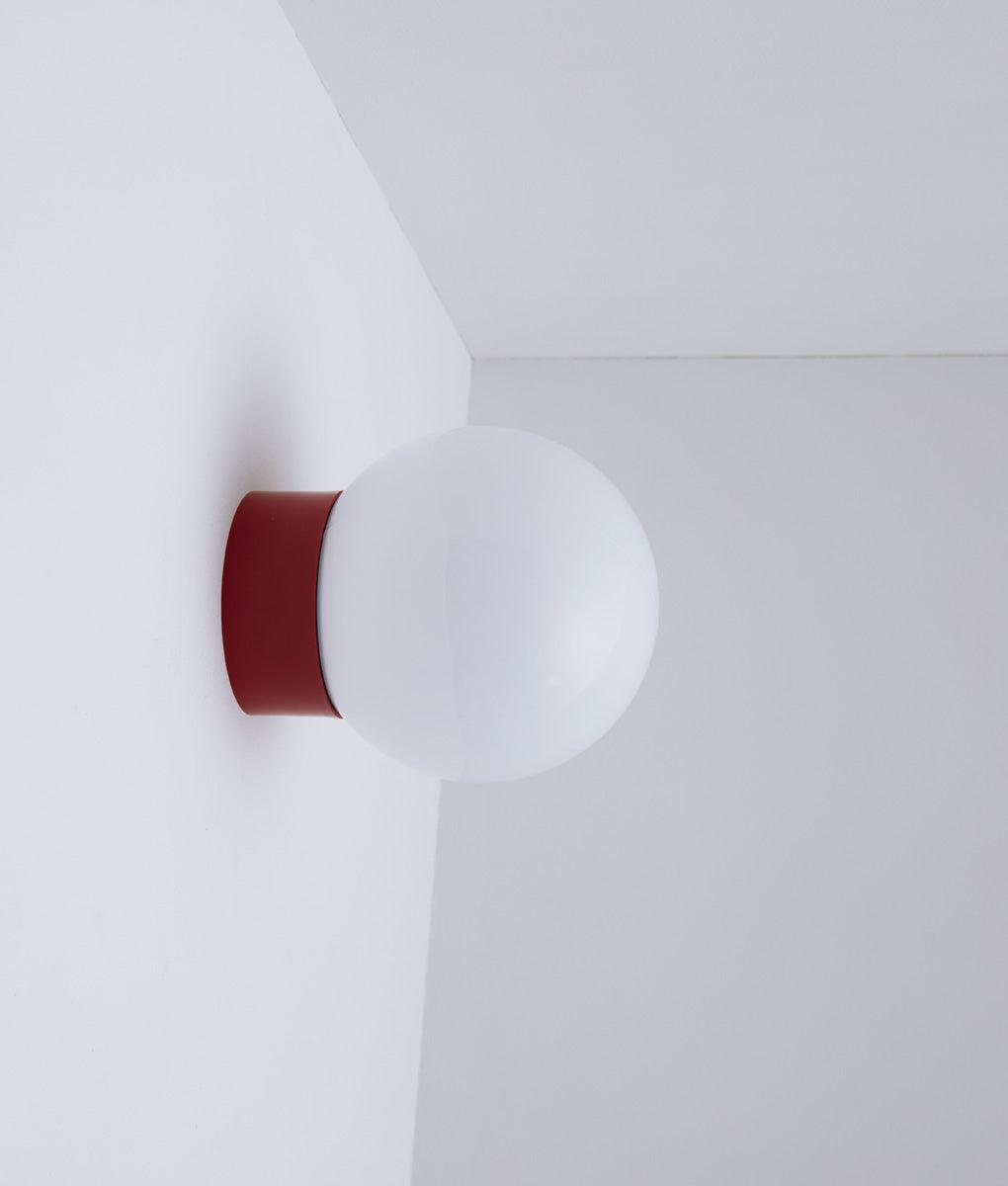 La Quincaillerie moderne - Applique / plafonnier "Bauhaus", rouge coquelicot opaline blanche