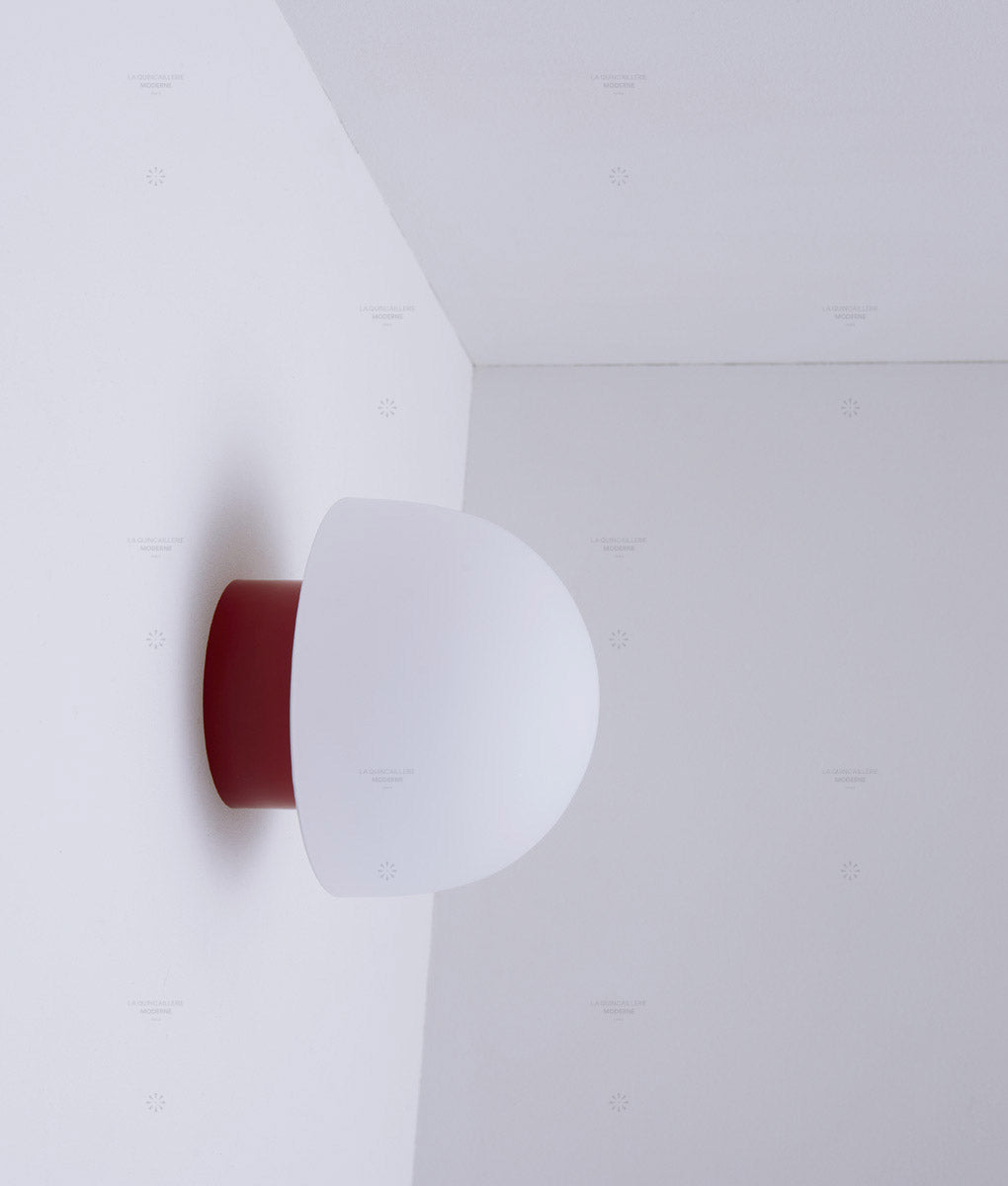 La Quincaillerie moderne - Applique / plafonnier "Bauhaus", rouge coquelicot opaline blanche