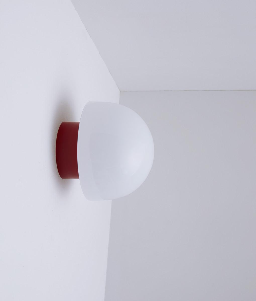 La Quincaillerie moderne - Applique / plafonnier "Bauhaus", rouge coquelicot opaline blanche