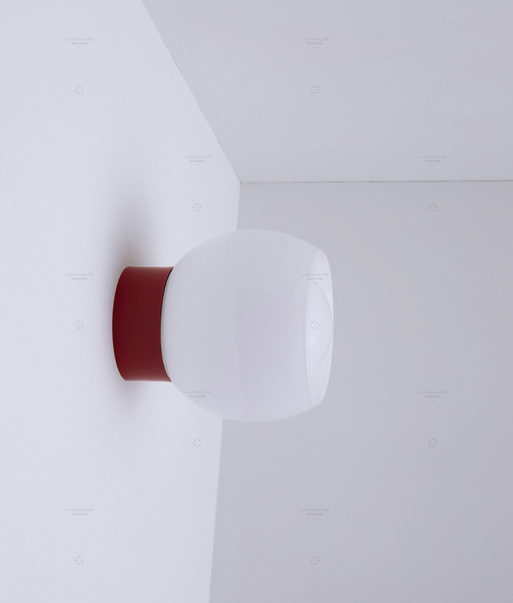 La Quincaillerie moderne - Applique / plafonnier "Bauhaus", rouge coquelicot opaline blanche