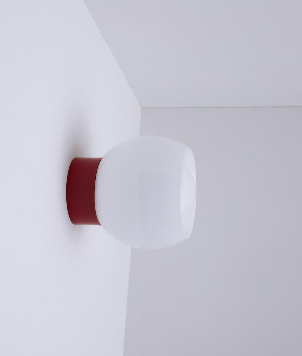 La Quincaillerie moderne - Applique / plafonnier "Bauhaus", rouge coquelicot opaline blanche