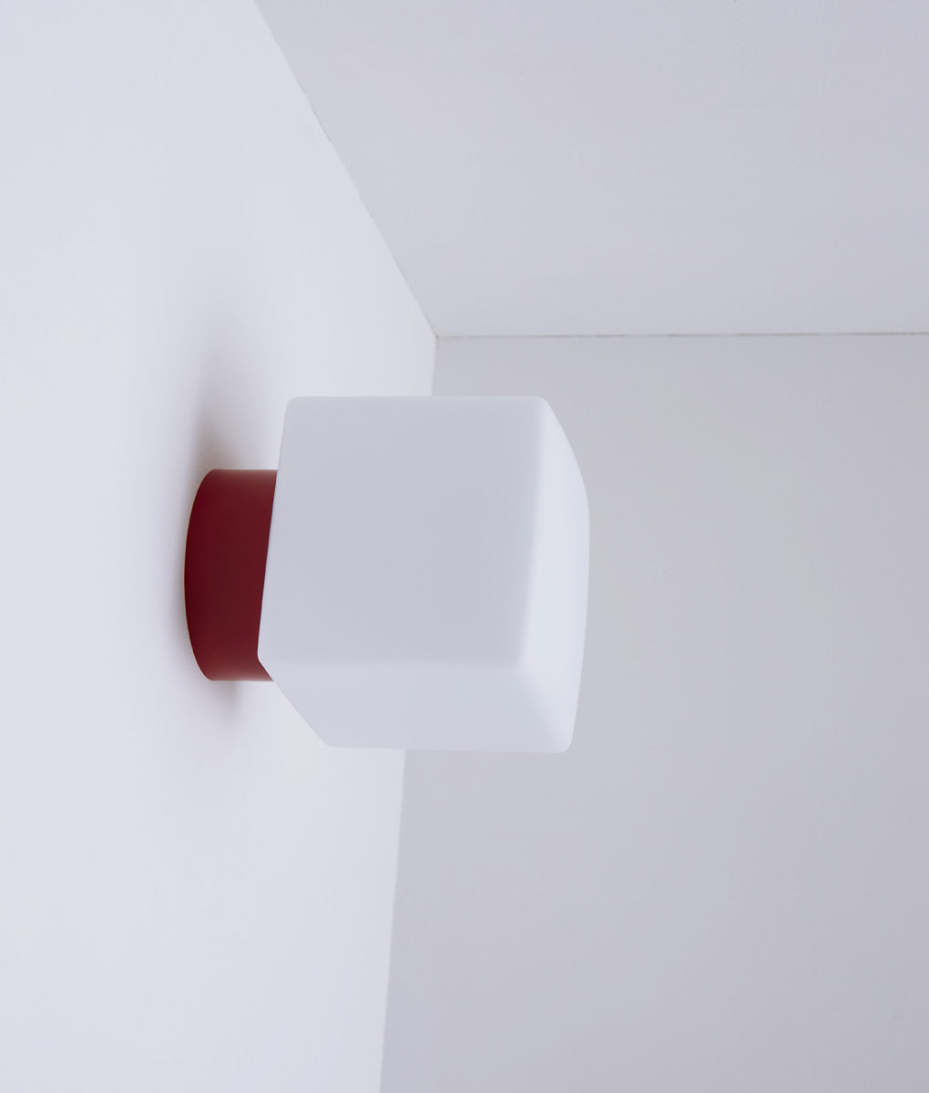 La Quincaillerie moderne - Applique / plafonnier "Bauhaus", rouge coquelicot opaline blanche