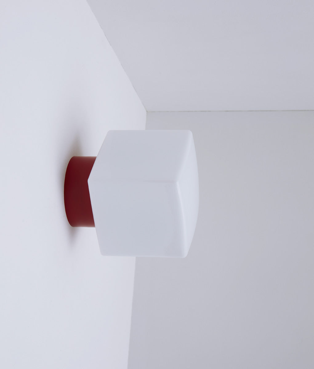 La Quincaillerie moderne - Applique / plafonnier "Bauhaus", rouge coquelicot opaline blanche