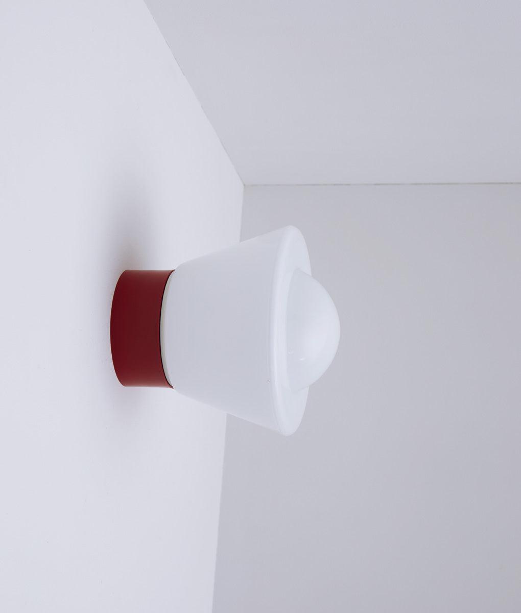 La Quincaillerie moderne - Applique / plafonnier "Bauhaus", rouge coquelicot opaline blanche