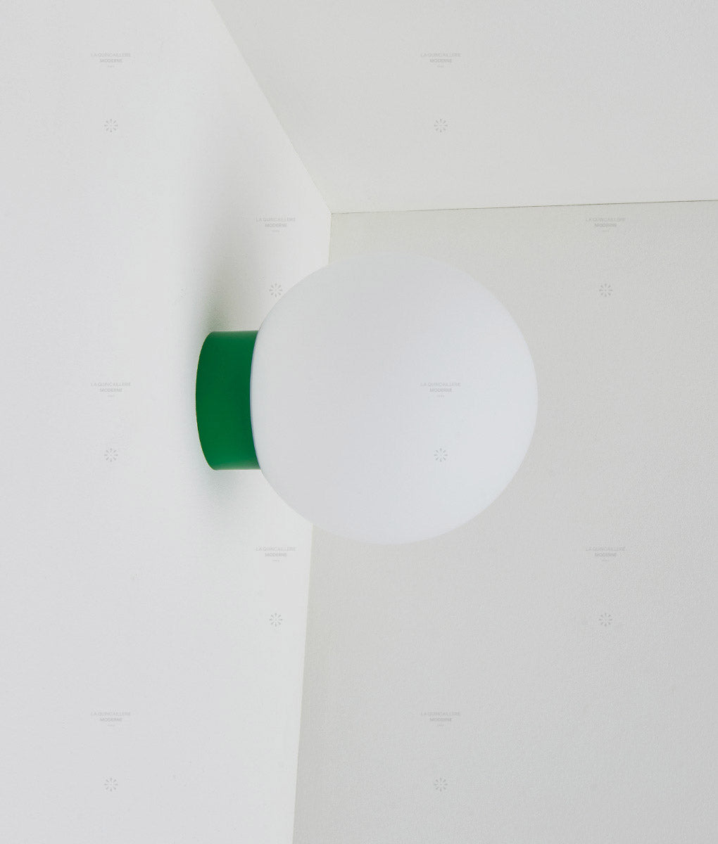 La Quincaillerie moderne - Applique / plafonnier "Bauhaus", vert prairie opaline blanche