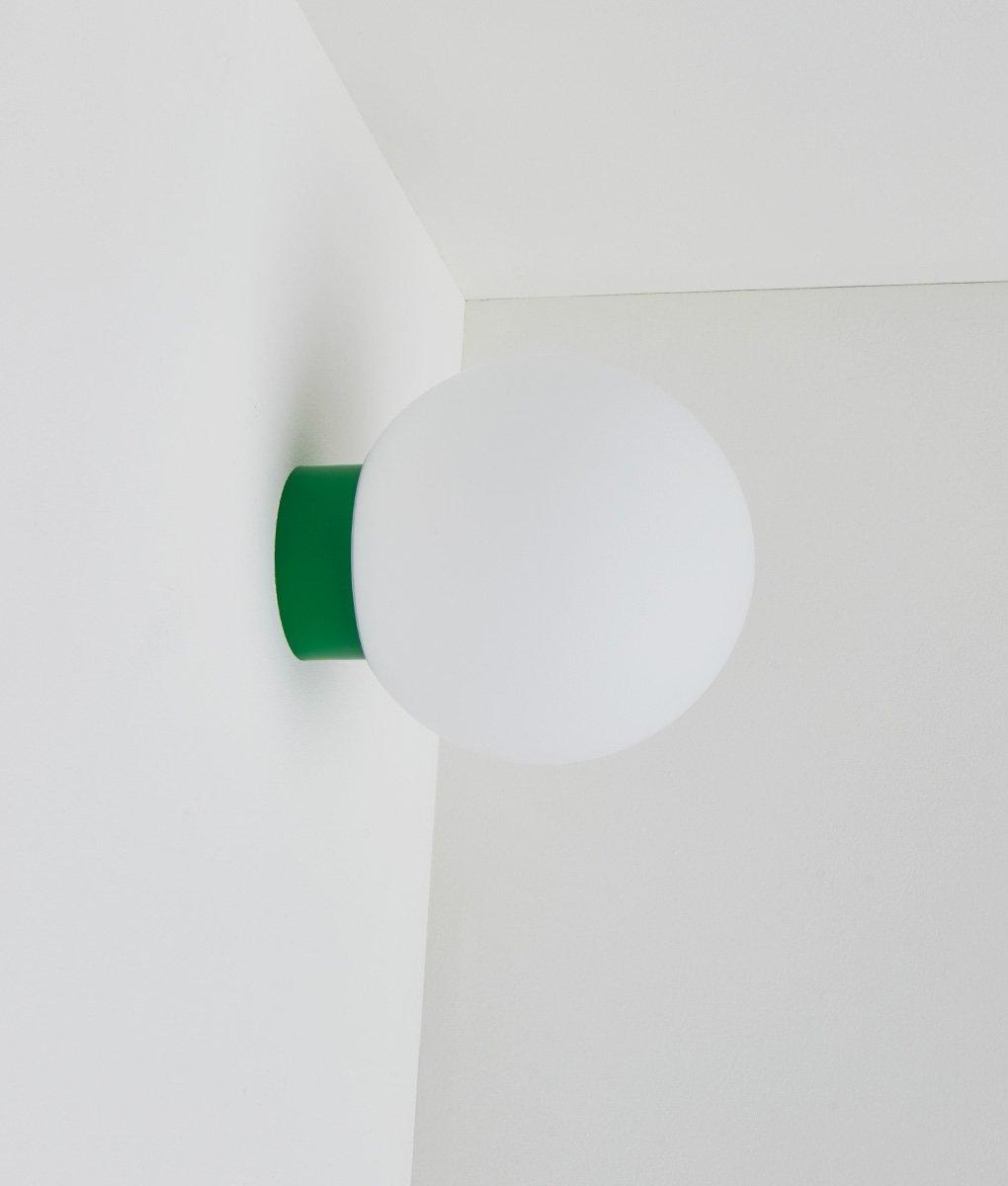 La Quincaillerie moderne - Applique / plafonnier "Bauhaus", vert prairie opaline blanche