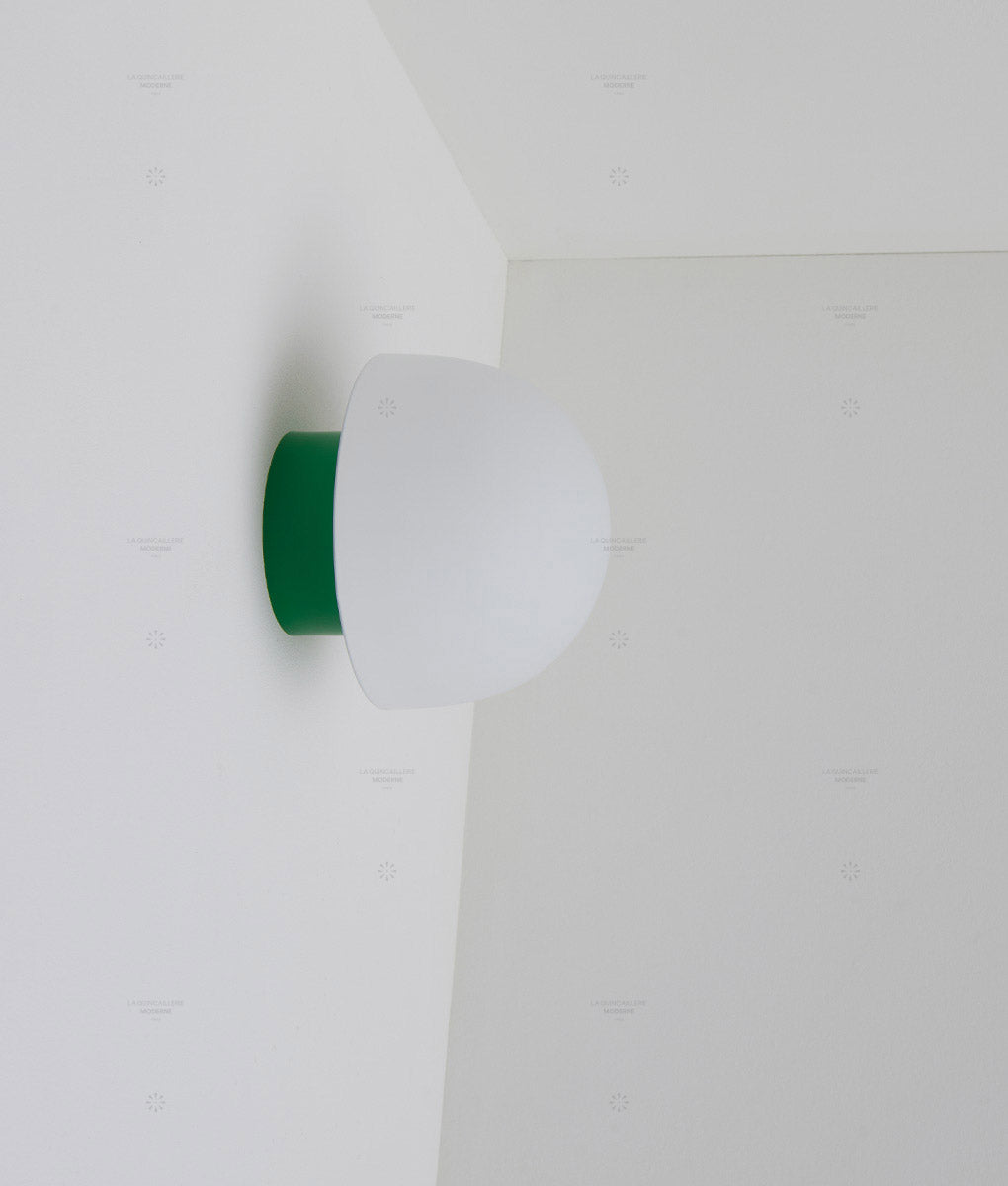 La Quincaillerie moderne - Applique / plafonnier "Bauhaus", vert prairie opaline blanche