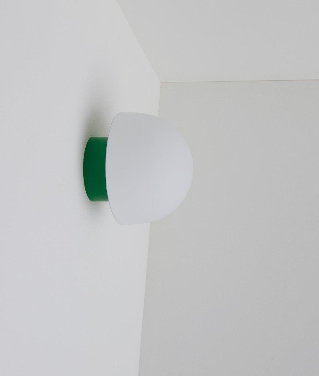 La Quincaillerie moderne - Applique / plafonnier "Bauhaus", vert prairie opaline blanche