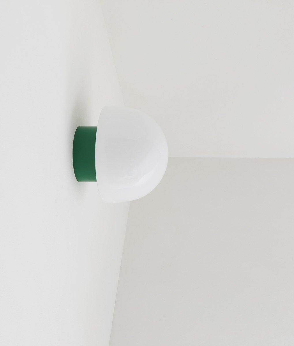 La Quincaillerie moderne - Applique / plafonnier "Bauhaus", vert prairie opaline blanche