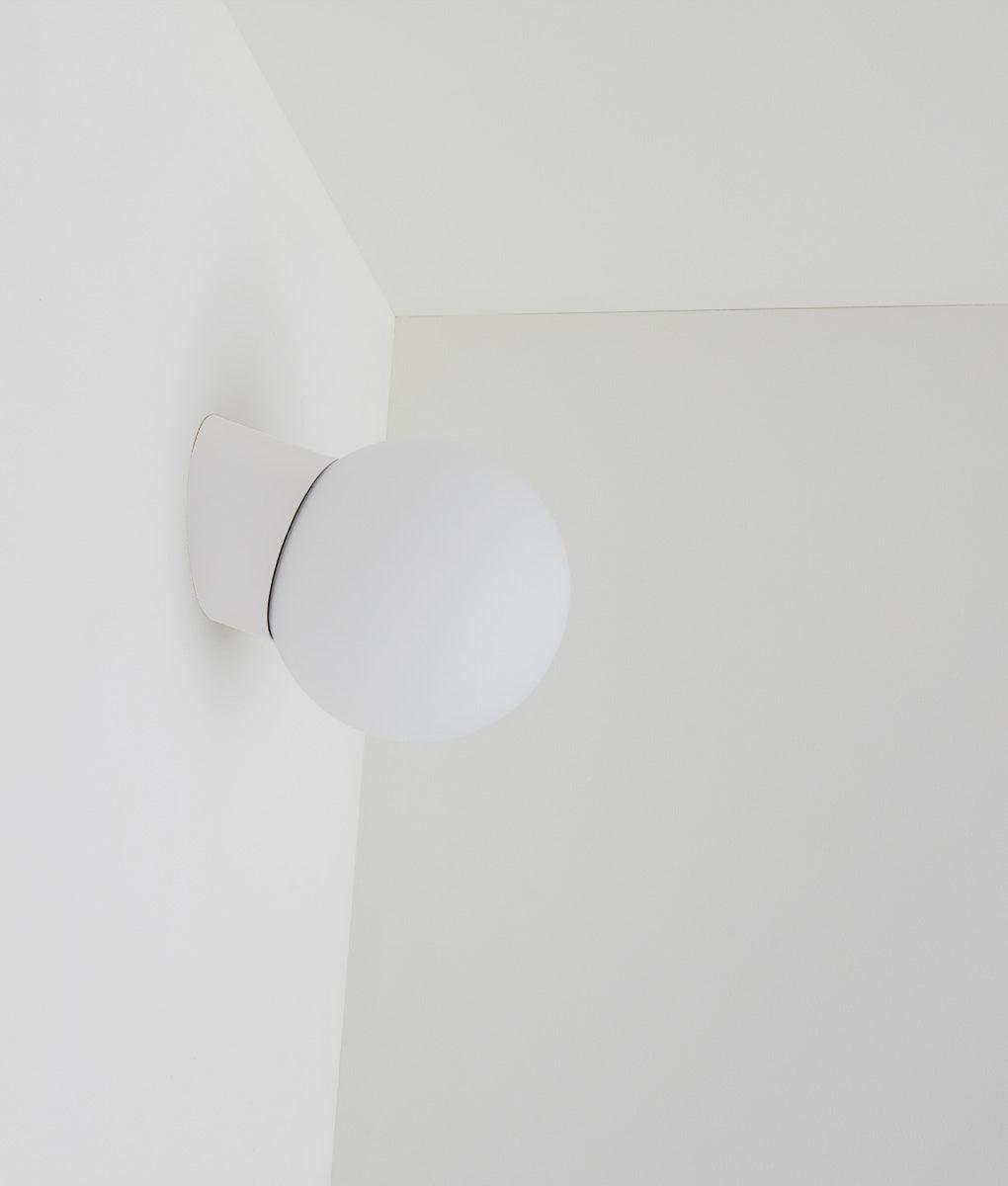 La Quincaillerie moderne - Applique / plafonnier "Bauhaus", blanc opaline blanche