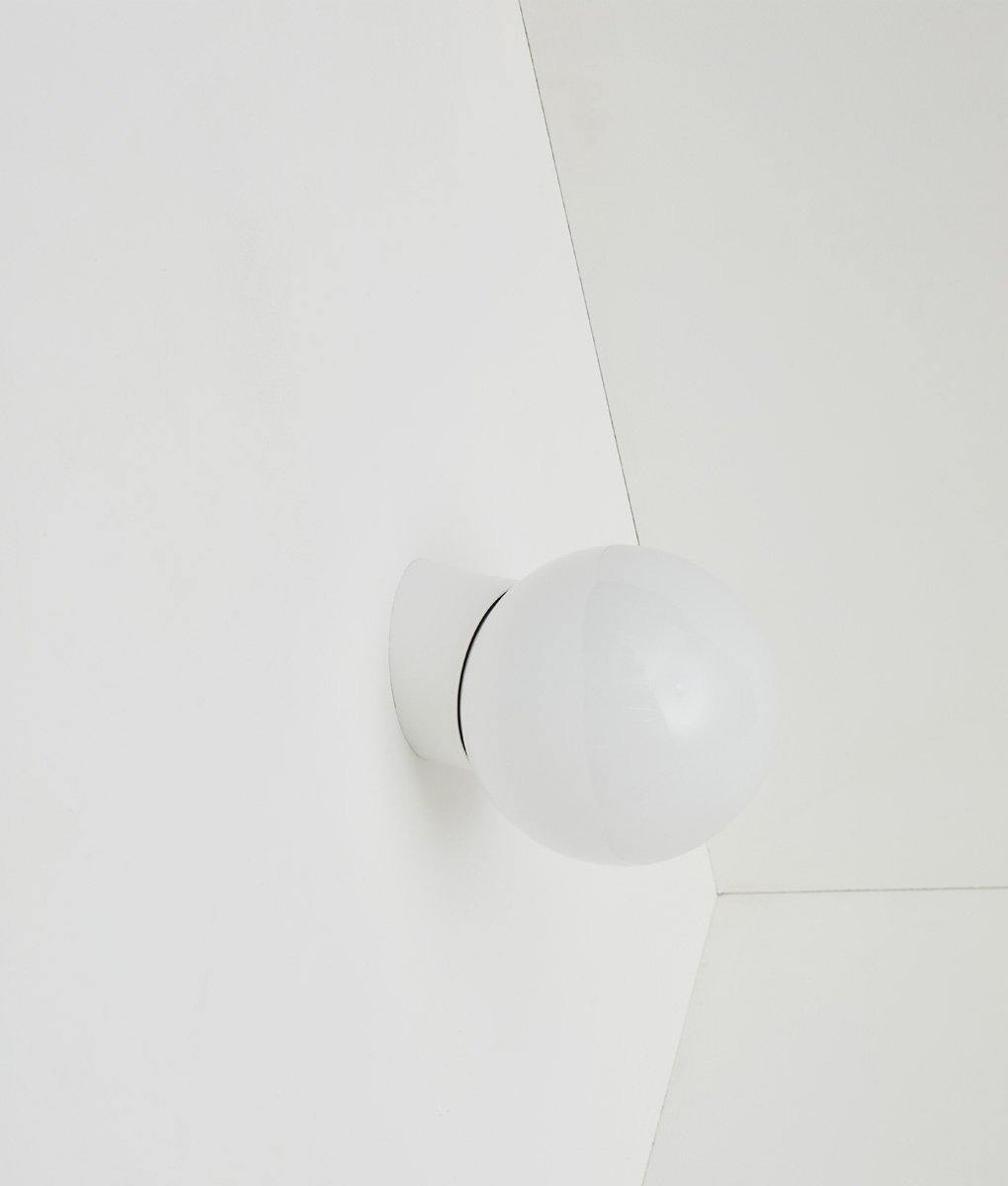 Applique plafonnier inclinée "Bauhaus" blanche, verrerie opaline boule