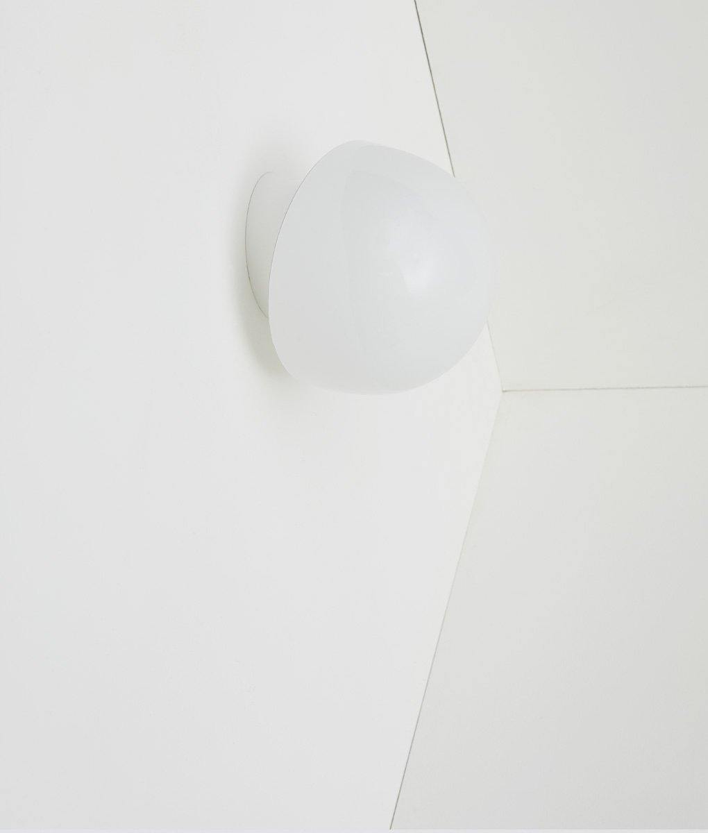 Applique "Bauhaus" inclinée blanche, verrerie opaline champignon