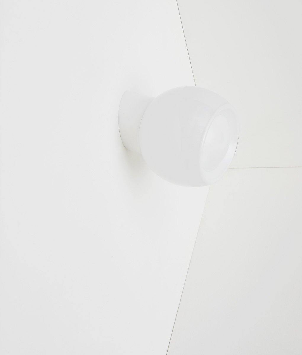 Applique "Bauhaus" inclinée blanche, verrerie opaline corolle