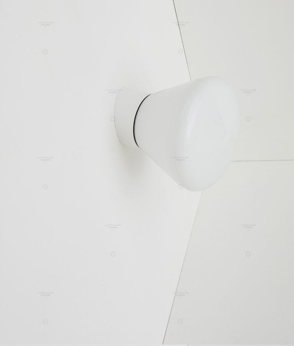 Applique "Bauhaus" inclinée blanche, verrerie opaline pointe