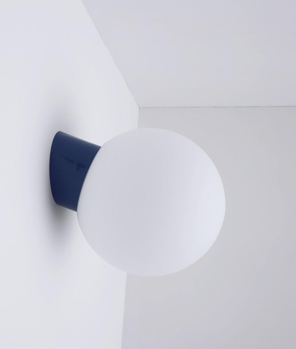La Quincaillerie moderne - Applique / plafonnier "Bauhaus", bleu de prusse opaline blanche mate