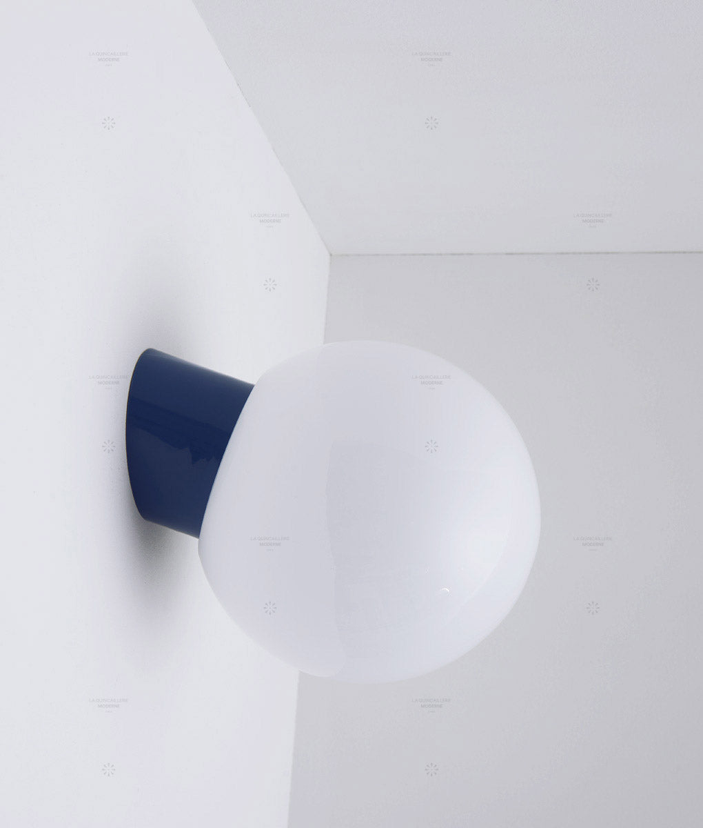 La Quincaillerie moderne - Applique / plafonnier "Bauhaus", bleu de prusse opaline blanche