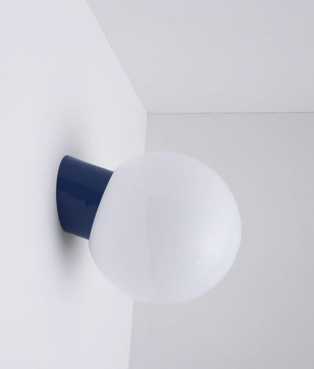 La Quincaillerie moderne - Applique / plafonnier "Bauhaus", bleu de prusse opaline blanche