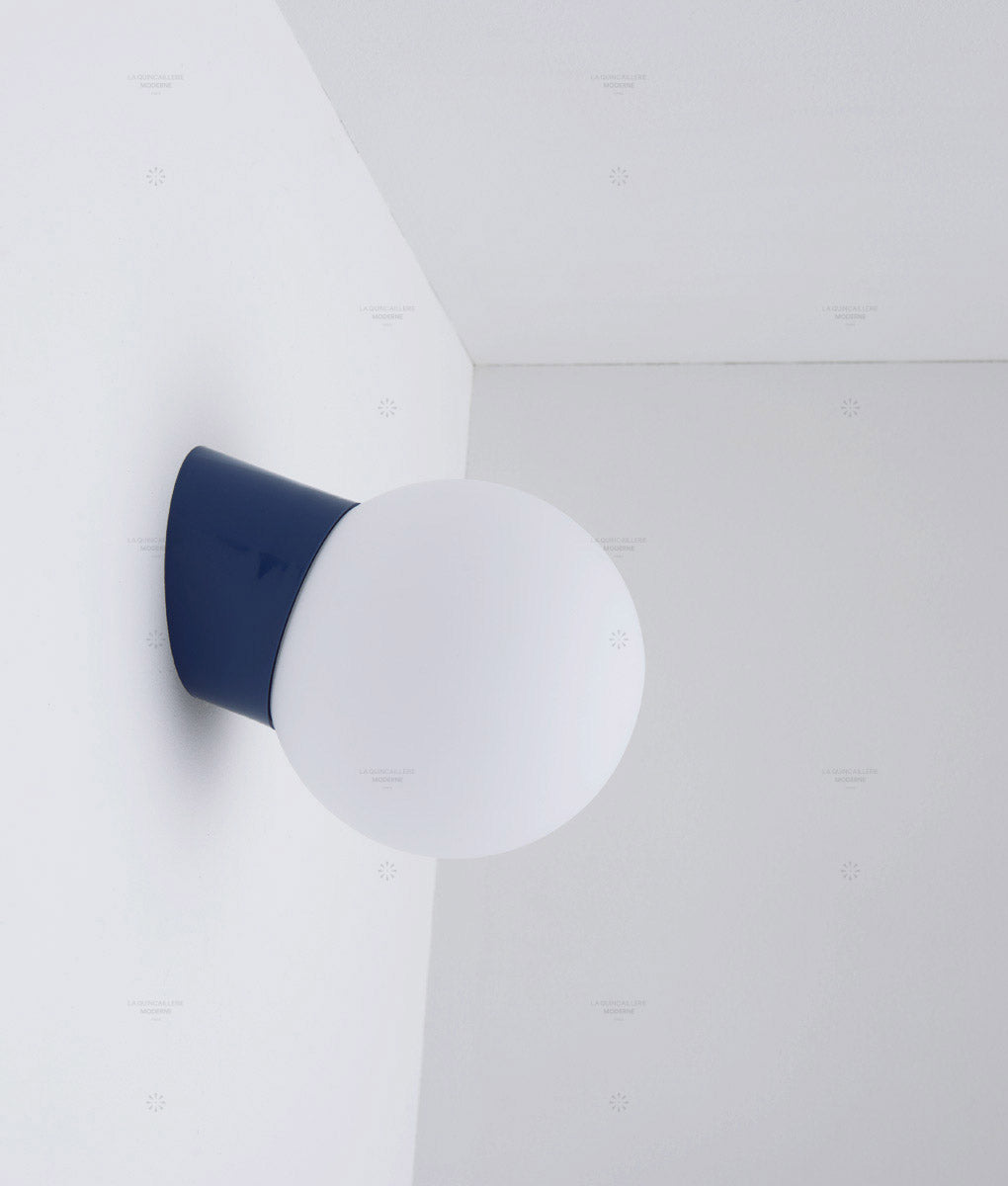 La Quincaillerie moderne - Applique / plafonnier "Bauhaus", bleu de prusse opaline blanche