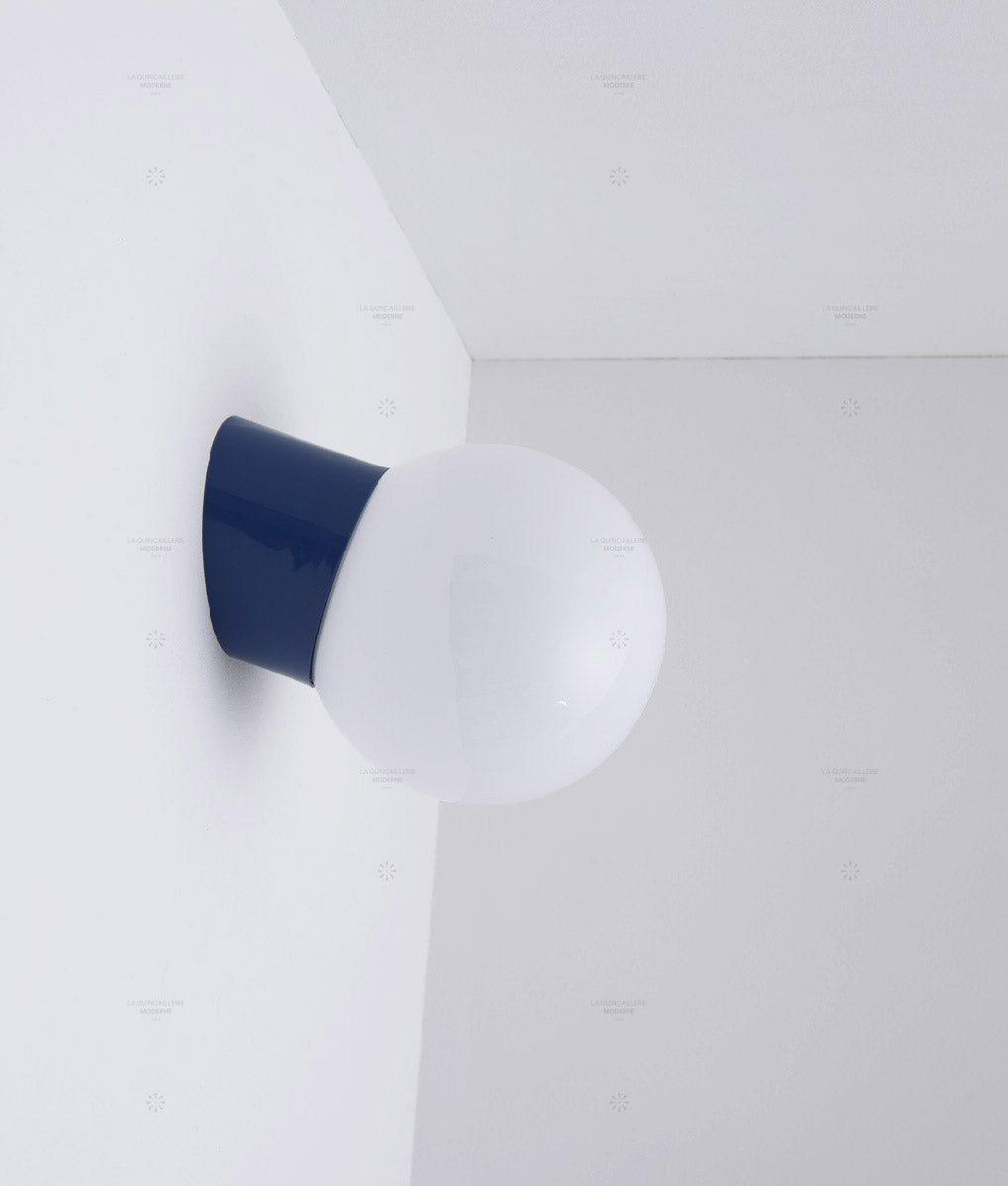 La Quincaillerie moderne - Applique / plafonnier "Bauhaus", bleu de prusse opaline blanche
