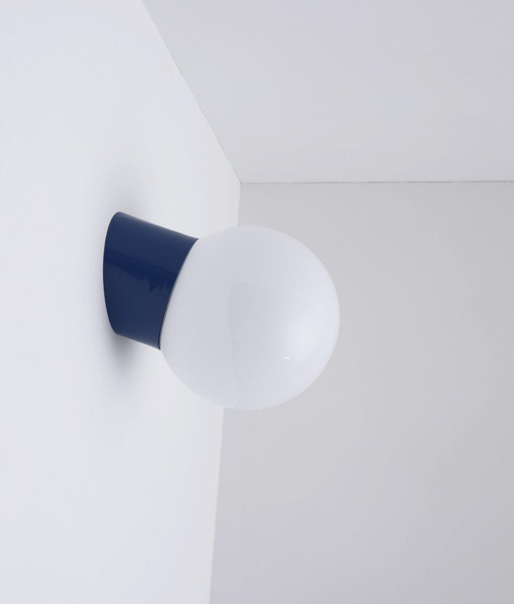 La Quincaillerie moderne - Applique / plafonnier "Bauhaus", bleu de prusse opaline blanche