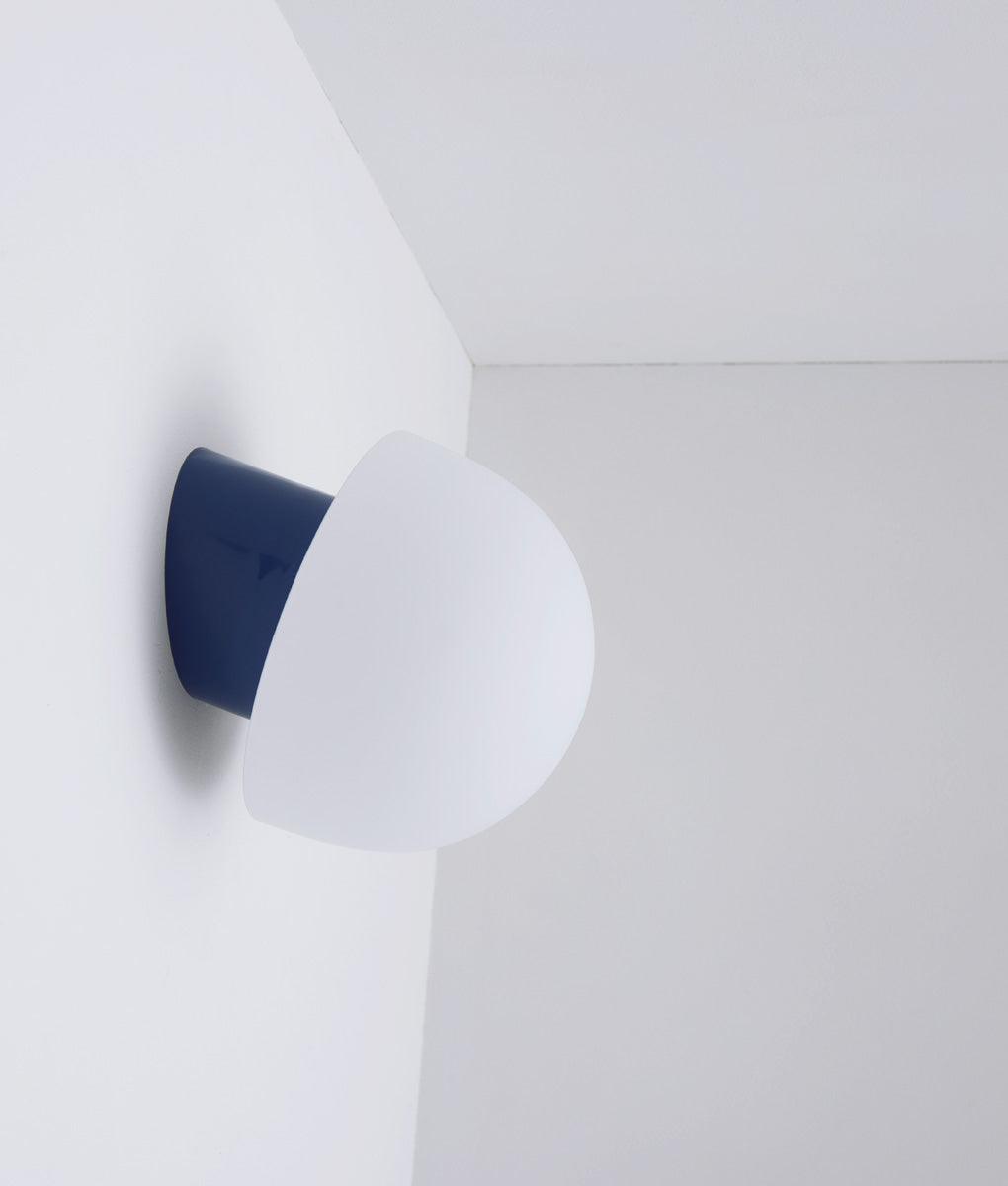 La Quincaillerie moderne - Applique / plafonnier "Bauhaus", bleu de prusse opaline blanche