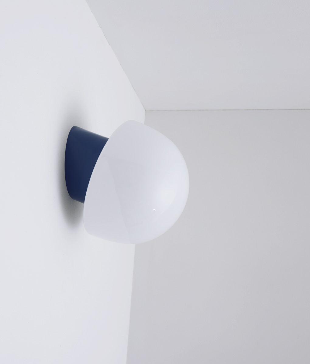 La Quincaillerie moderne - Applique / plafonnier "Bauhaus", bleu de prusse opaline blanche