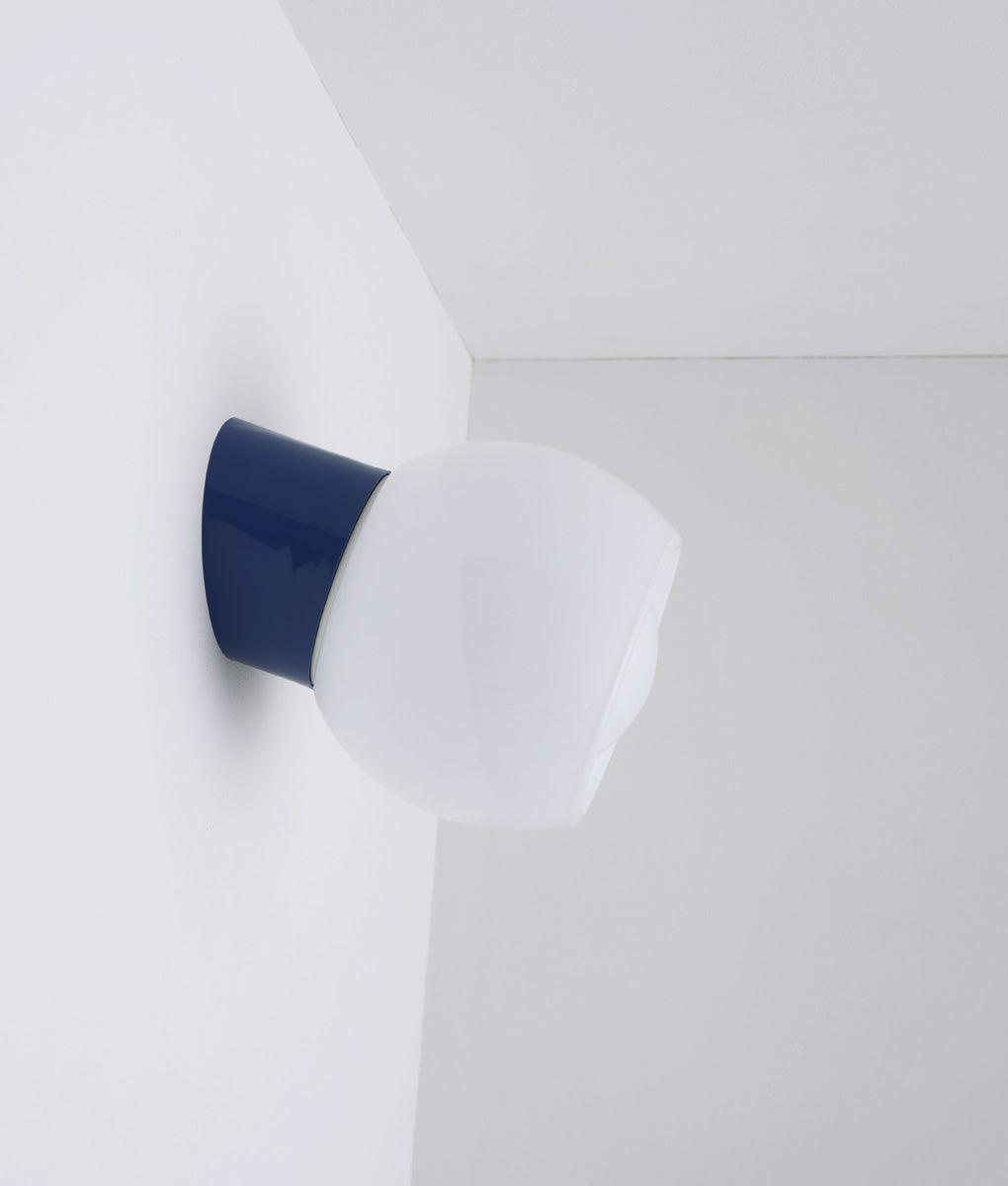 La Quincaillerie moderne - Applique / plafonnier "Bauhaus", bleu de prusse opaline blanche