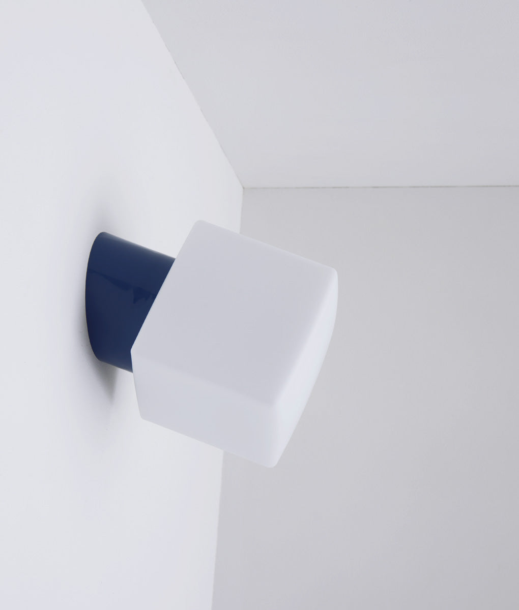 La Quincaillerie moderne - Applique / plafonnier "Bauhaus", bleu de prusse opaline blanche