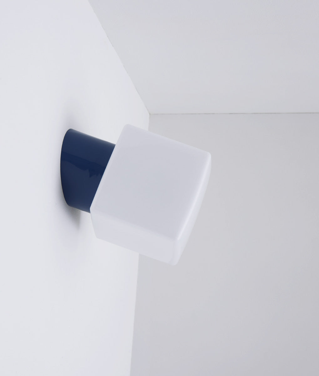 La Quincaillerie moderne - Applique / plafonnier "Bauhaus", bleu de prusse opaline blanche