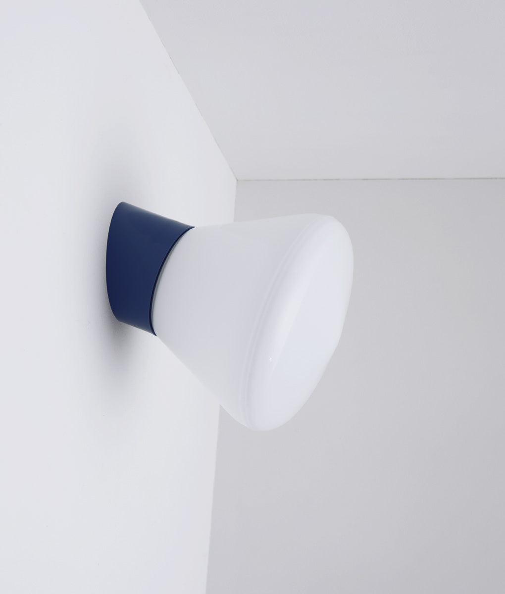 La Quincaillerie moderne - Applique / plafonnier "Bauhaus", bleu de prusse opaline blanche