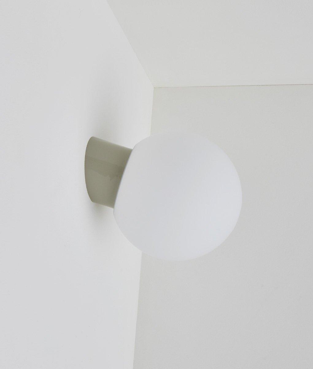 La Quincaillerie moderne - Applique / plafonnier "Bauhaus", gris perle opaline blanche mate