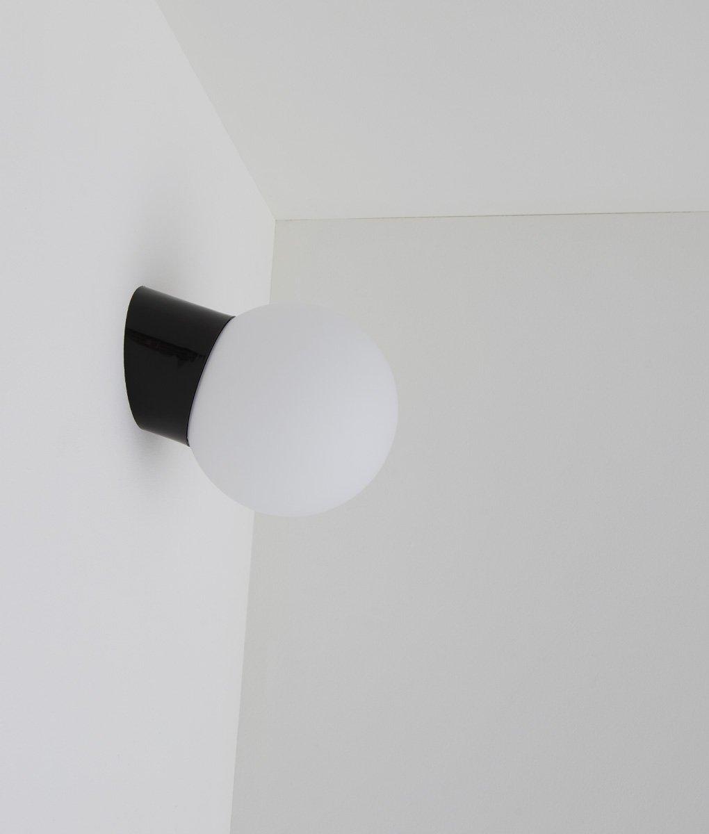 La Quincaillerie moderne - Applique / plafonnier "Bauhaus", noir opaline blanche