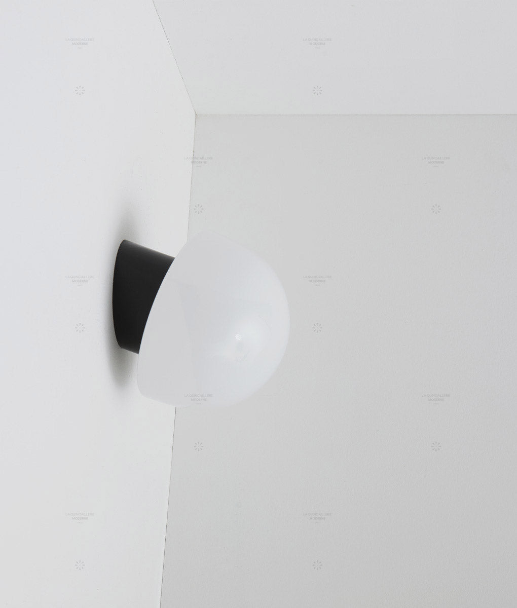 Applique "Bauhaus" inclinée noire, verrerie opaline champignon