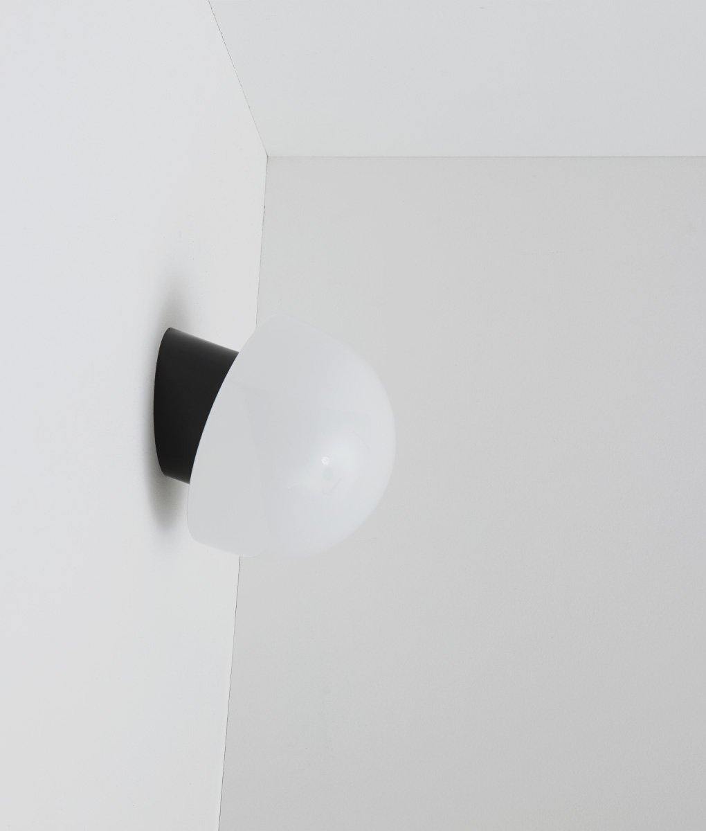 Applique "Bauhaus" inclinée noire, verrerie opaline champignon