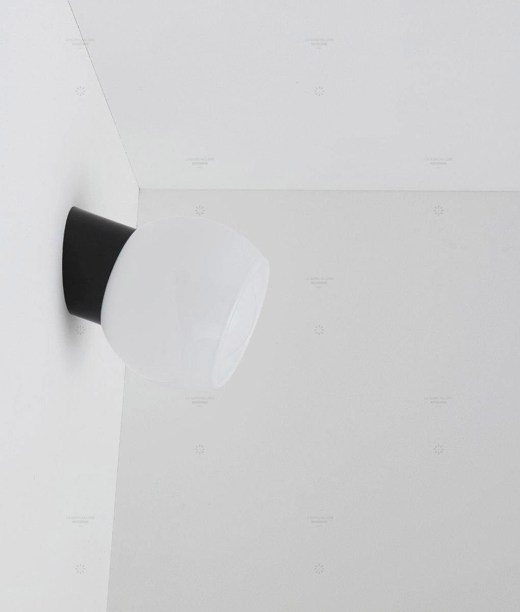 Applique "Bauhaus" inclinée noire, verrerie opaline corolle