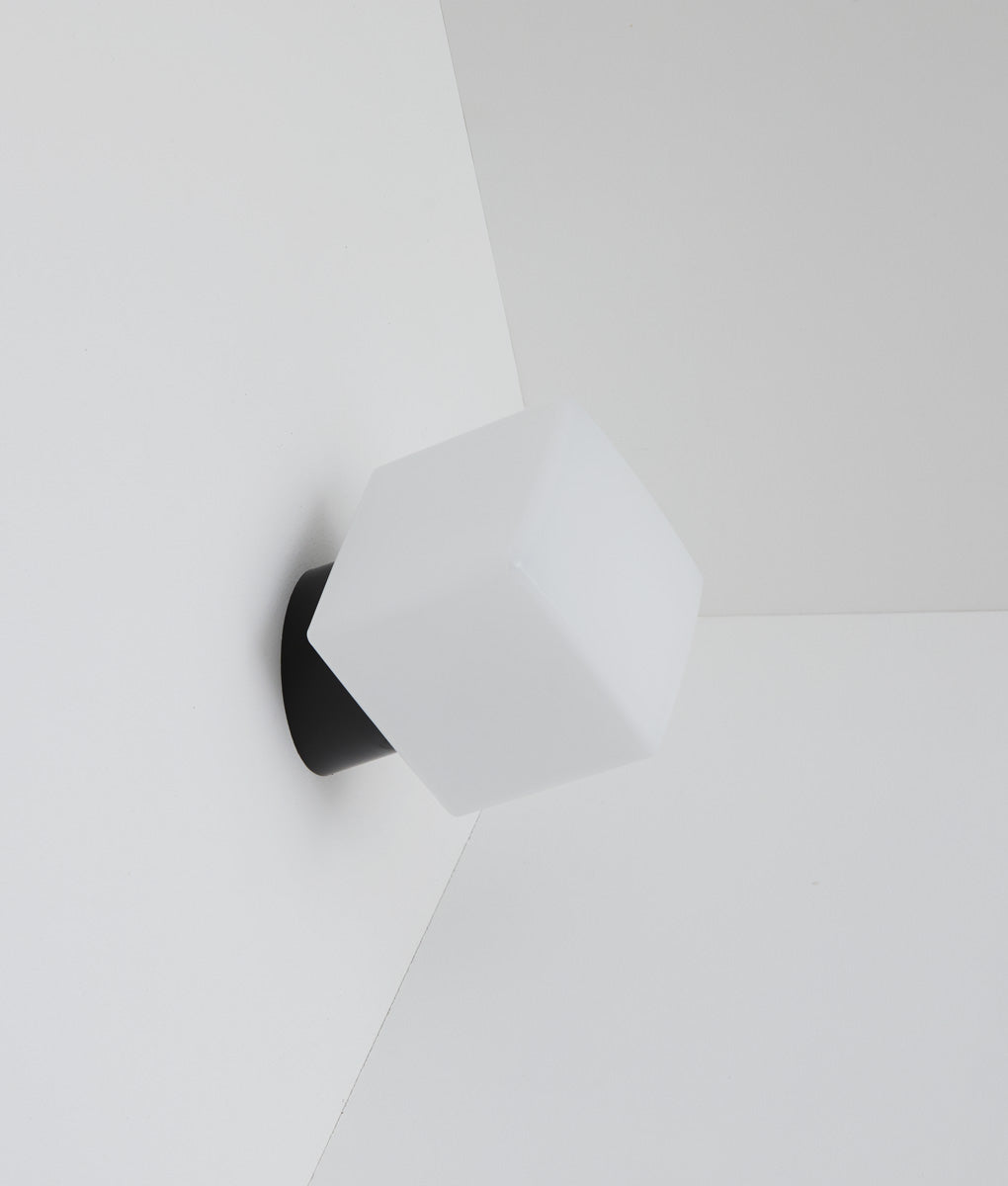 La Quincaillerie moderne - Applique / plafonnier "Bauhaus", noir opaline blanche