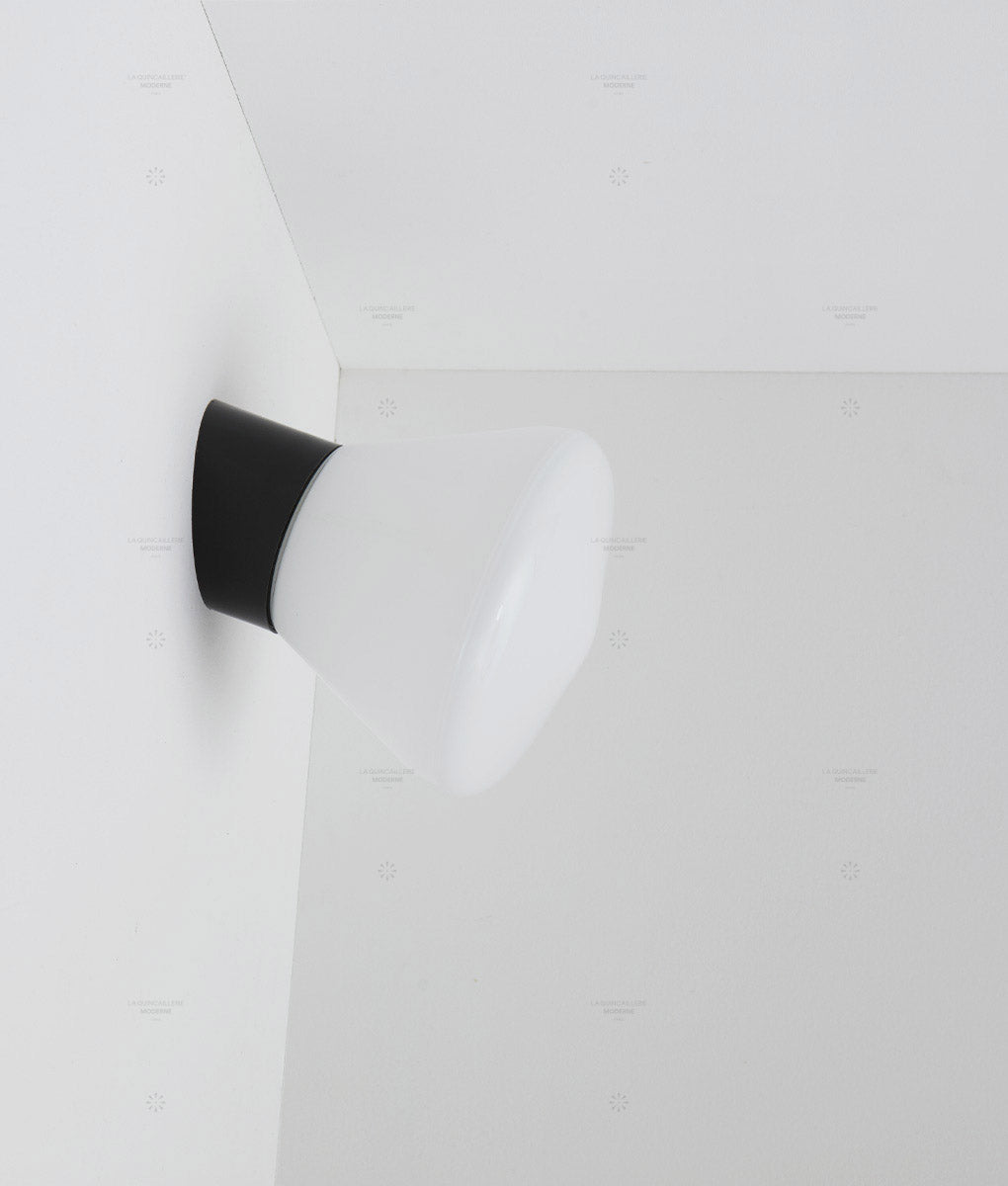 Applique "Bauhaus" inclinée noire, verrerie opaline pointe