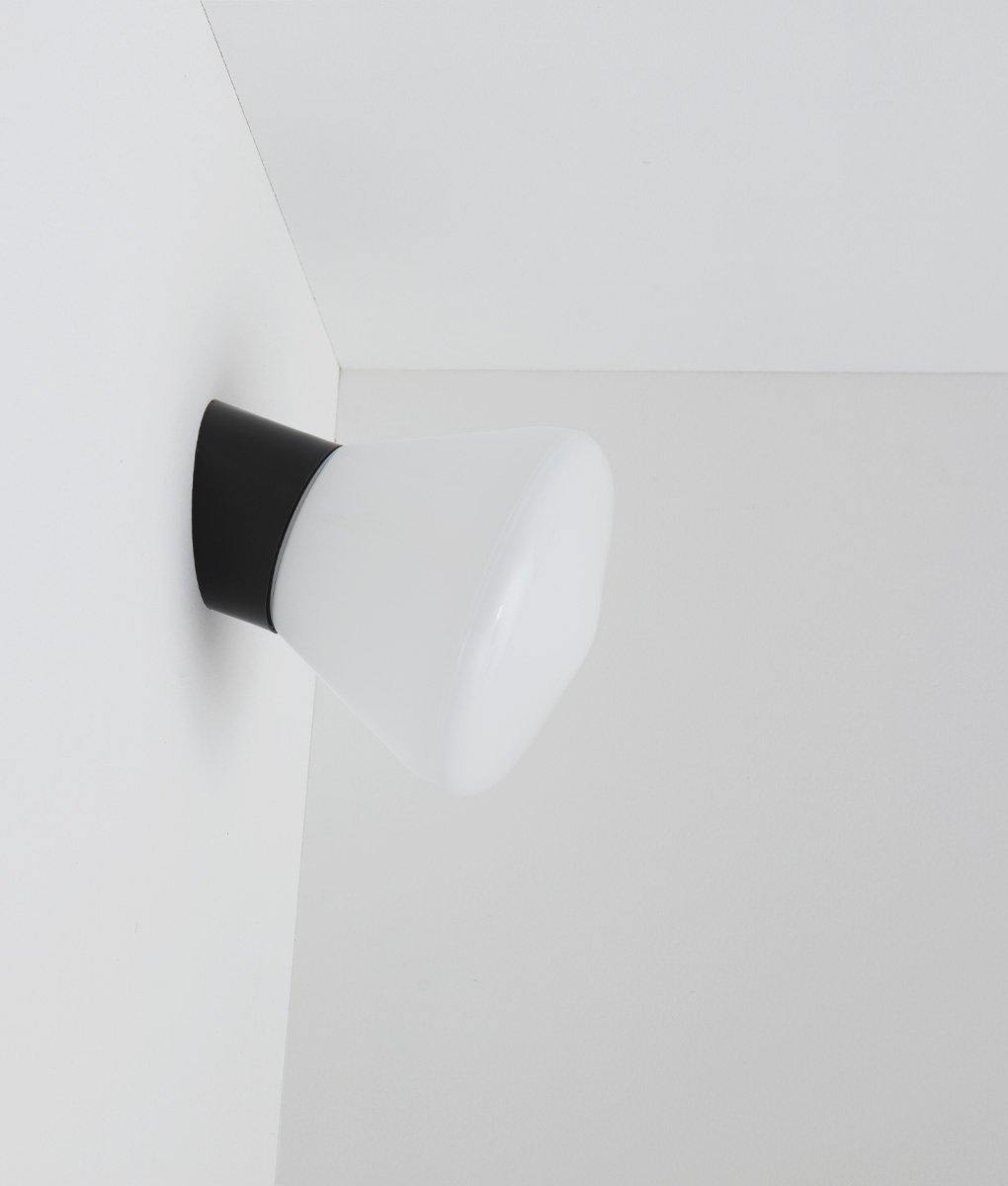 Applique "Bauhaus" inclinée noire, verrerie opaline pointe