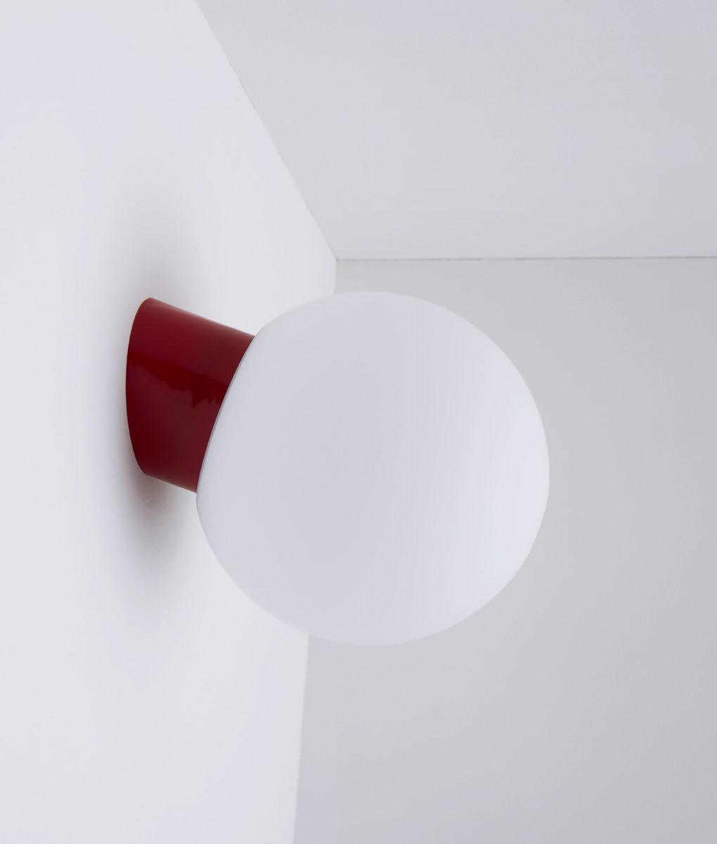 La Quincaillerie moderne - Applique / plafonnier "Bauhaus", rouge coquelicot opaline blanche mate
