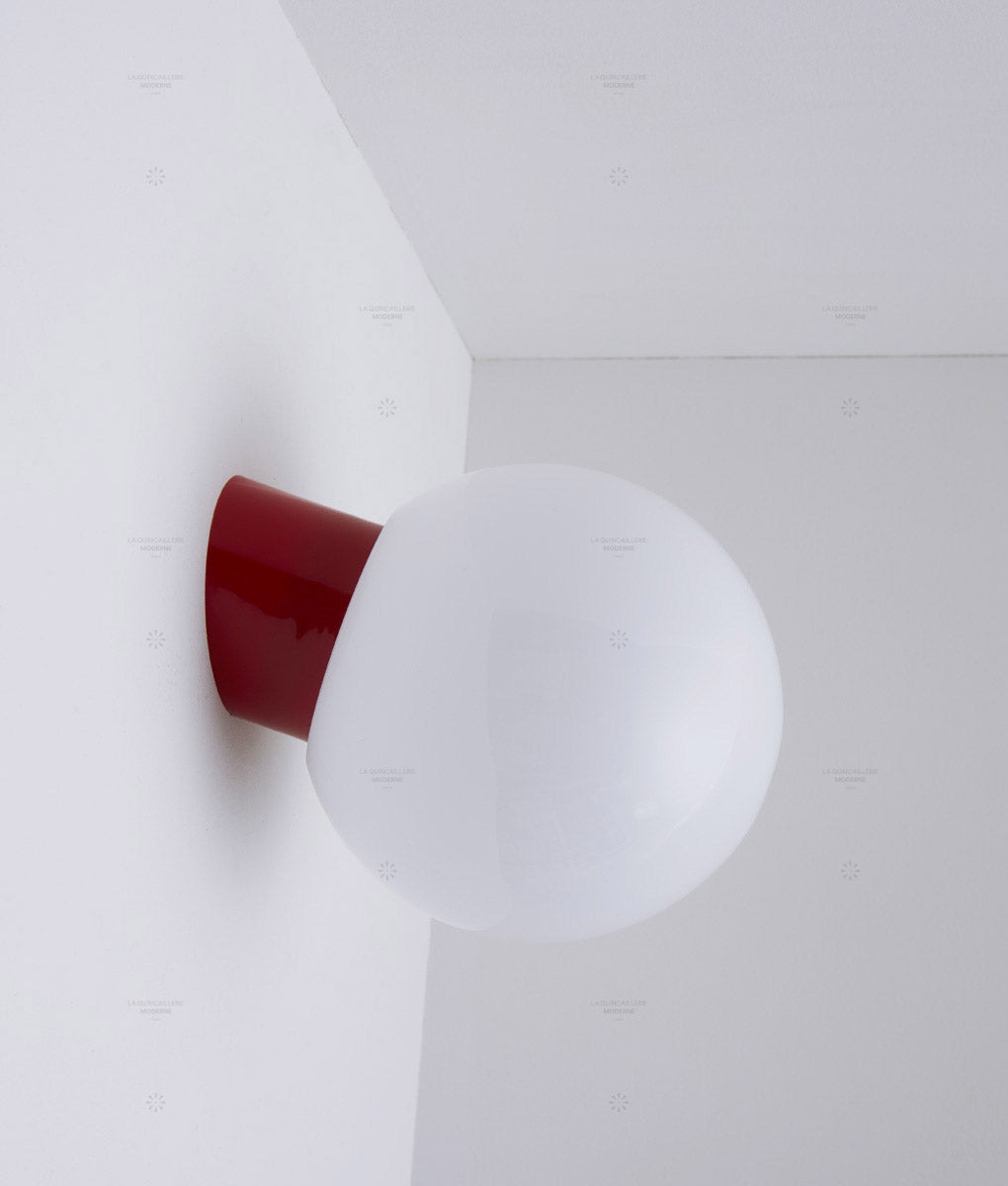 La Quincaillerie moderne - Applique / plafonnier "Bauhaus", rouge coquelicot opaline blanche
