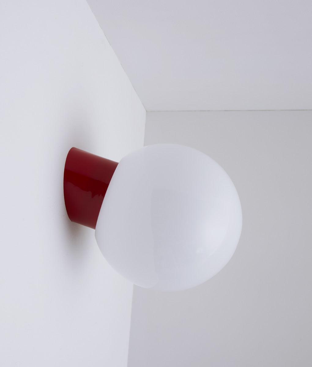 La Quincaillerie moderne - Applique / plafonnier "Bauhaus", rouge coquelicot opaline blanche