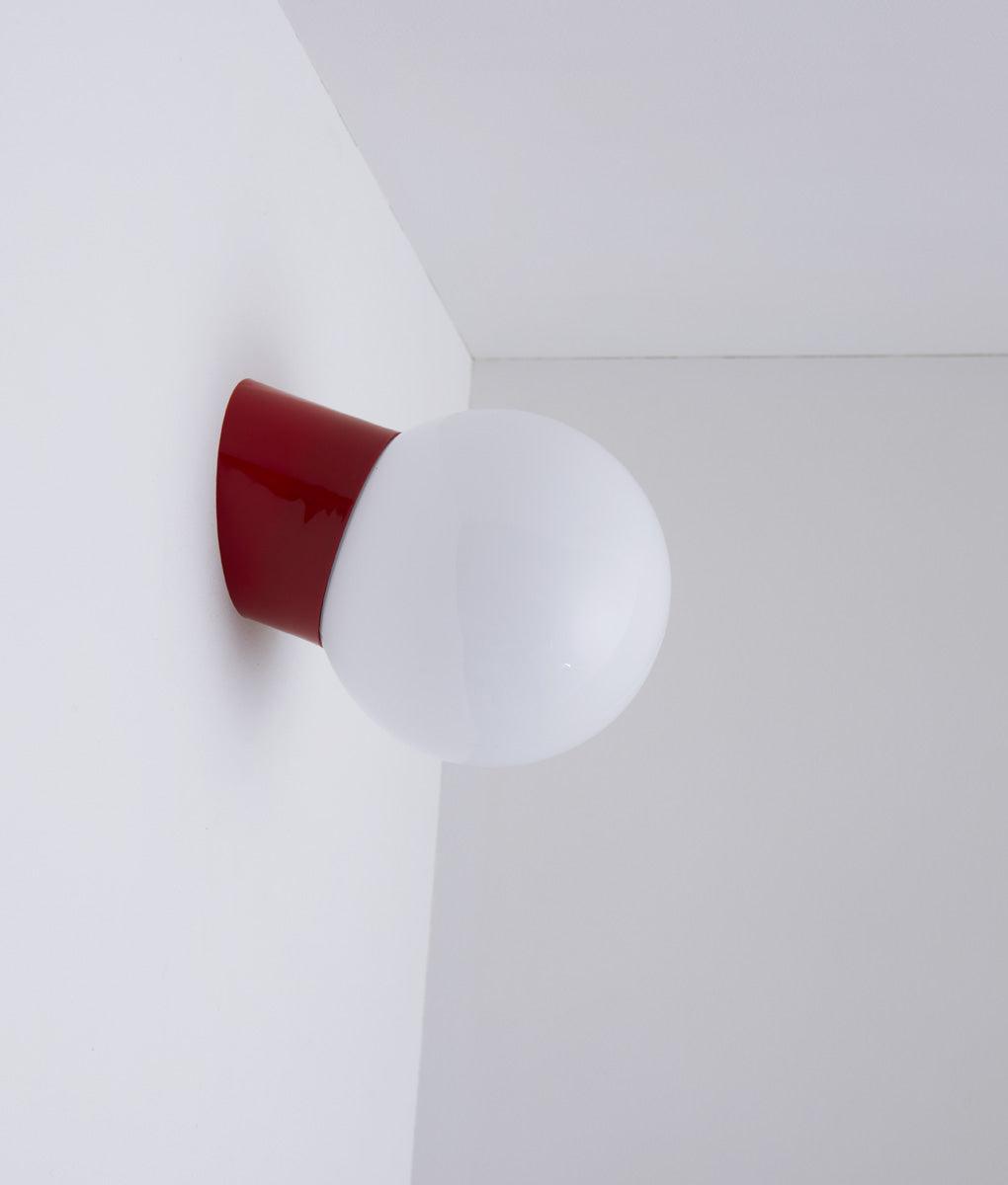 La Quincaillerie moderne - Applique / plafonnier "Bauhaus", rouge coquelicot opaline blanche