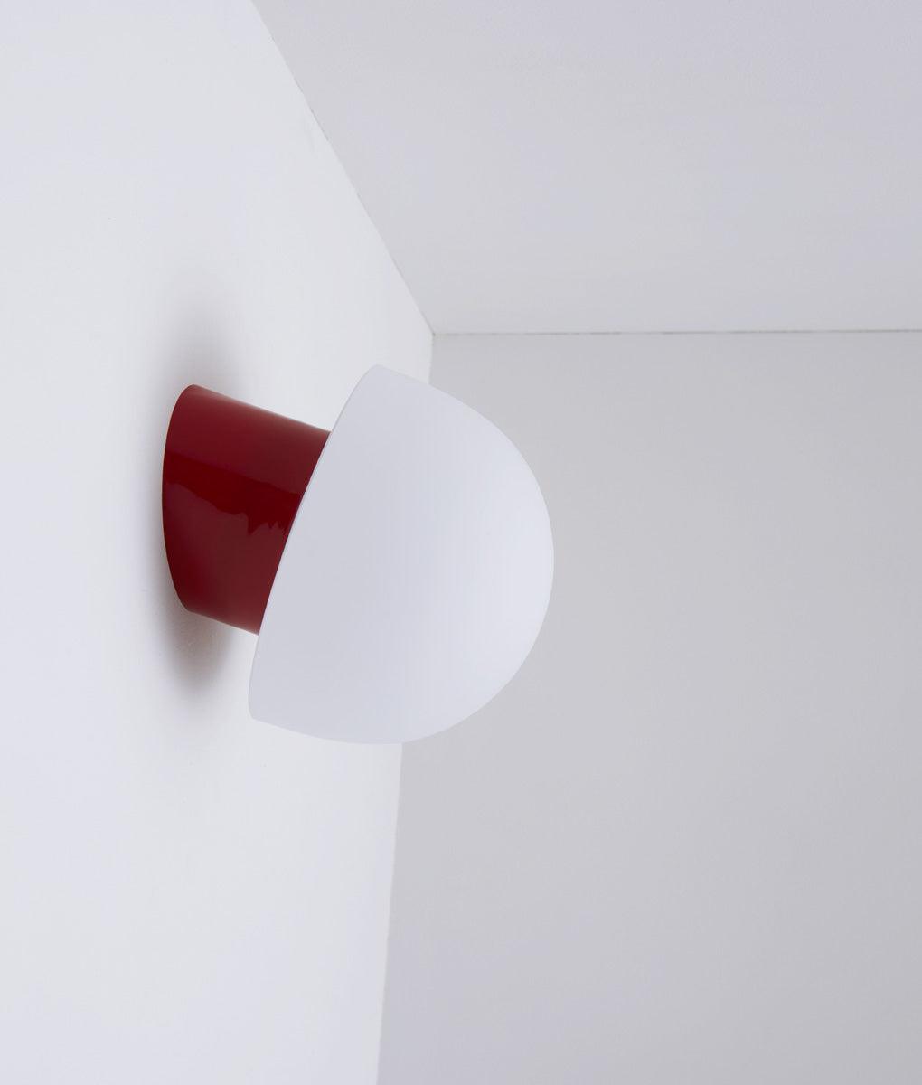 La Quincaillerie moderne - Applique / plafonnier "Bauhaus", rouge coquelicot opaline blanche