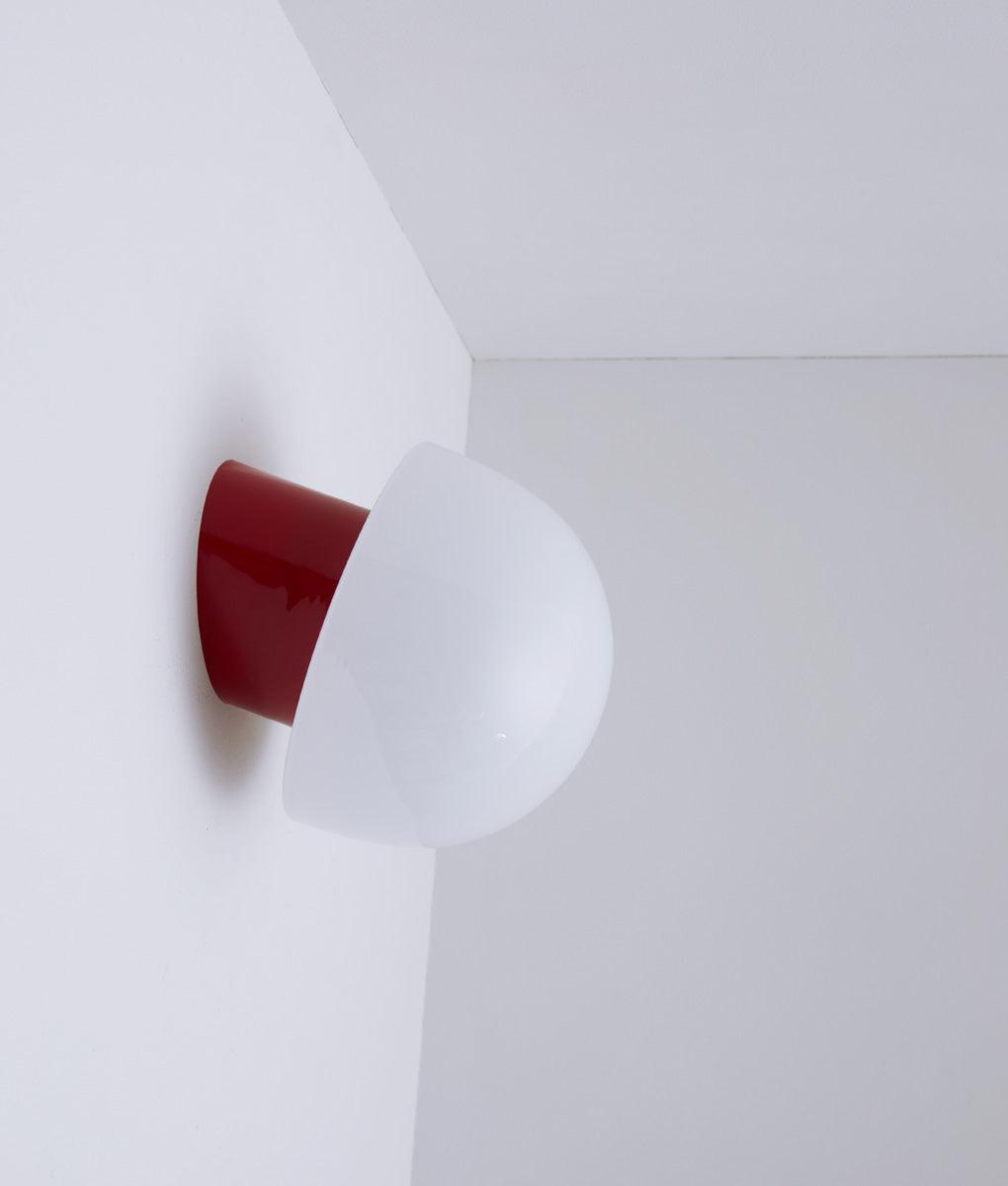La Quincaillerie moderne - Applique / plafonnier "Bauhaus", rouge coquelicot opaline blanche