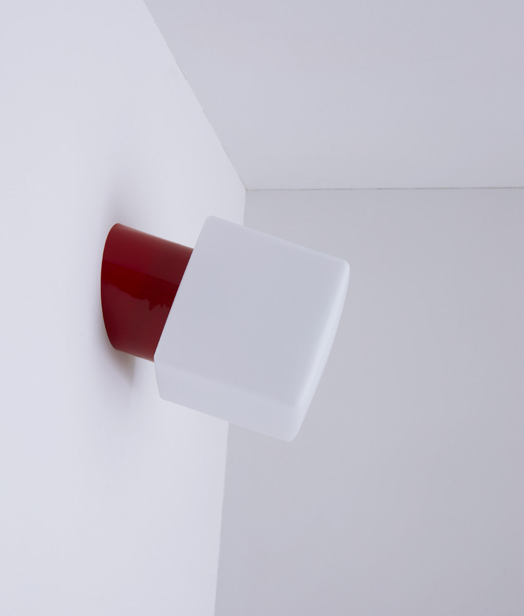 La Quincaillerie moderne - Applique / plafonnier "Bauhaus", rouge coquelicot opaline blanche