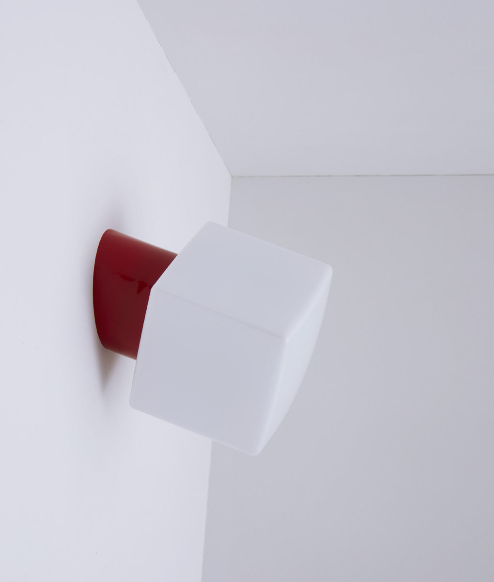 La Quincaillerie moderne - Applique / plafonnier "Bauhaus", rouge coquelicot opaline blanche