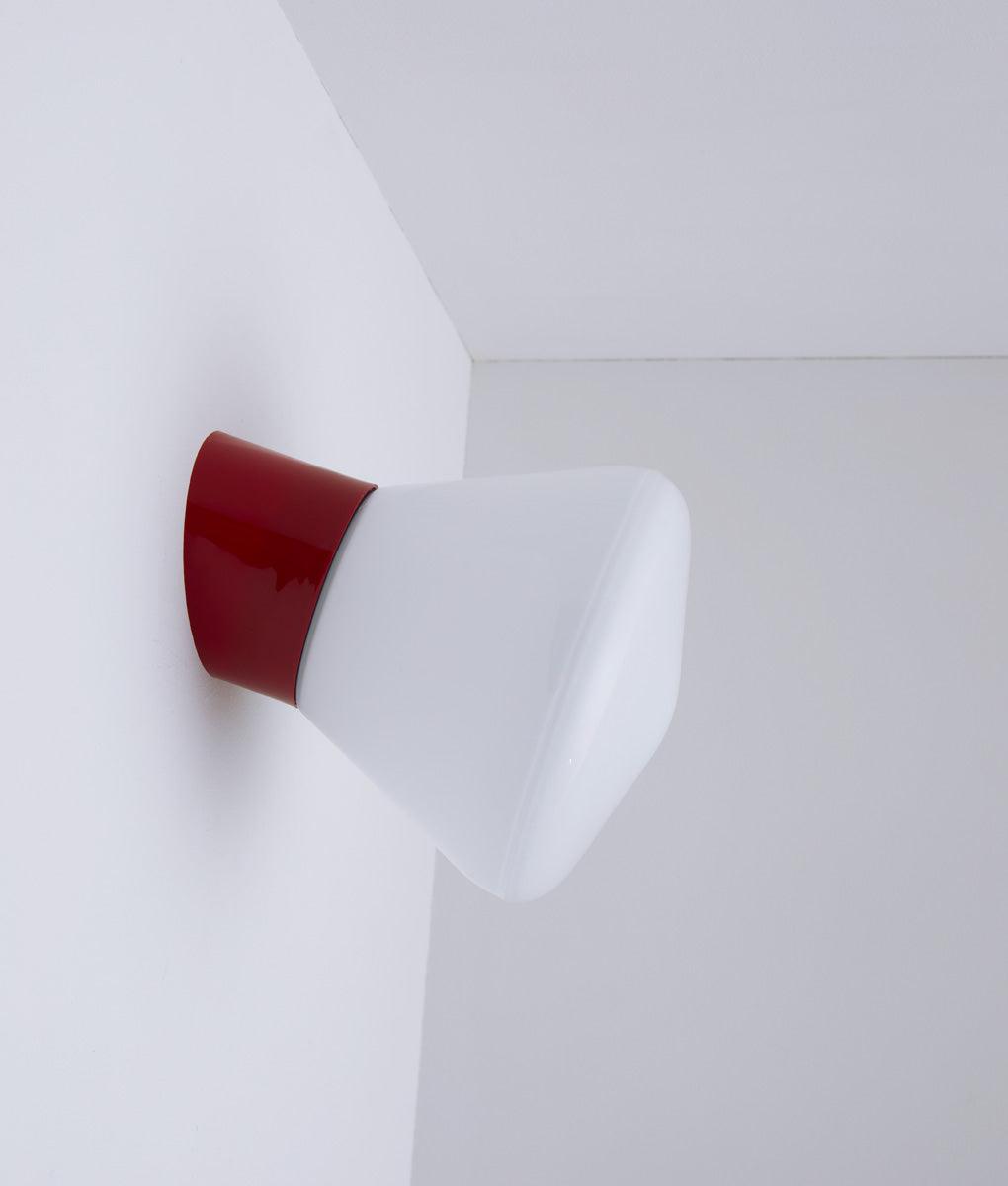 La Quincaillerie moderne - Applique / plafonnier "Bauhaus", rouge coquelicot opaline blanche