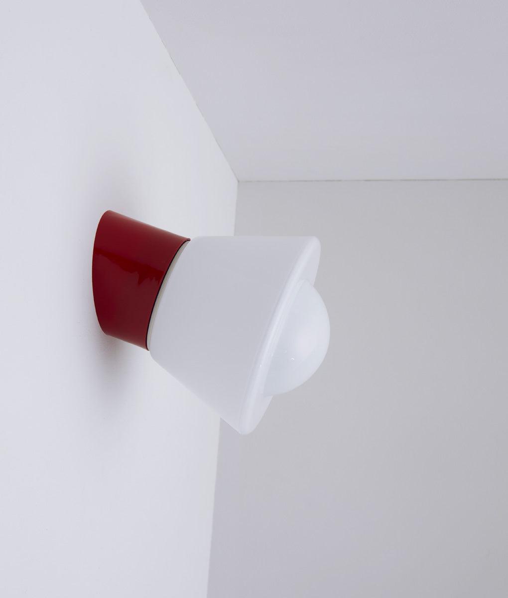 La Quincaillerie moderne - Applique / plafonnier "Bauhaus", rouge coquelicot opaline blanche
