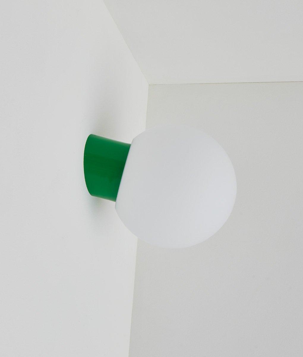 La Quincaillerie moderne - Applique / plafonnier "Bauhaus", vert prairie opaline blanche mate